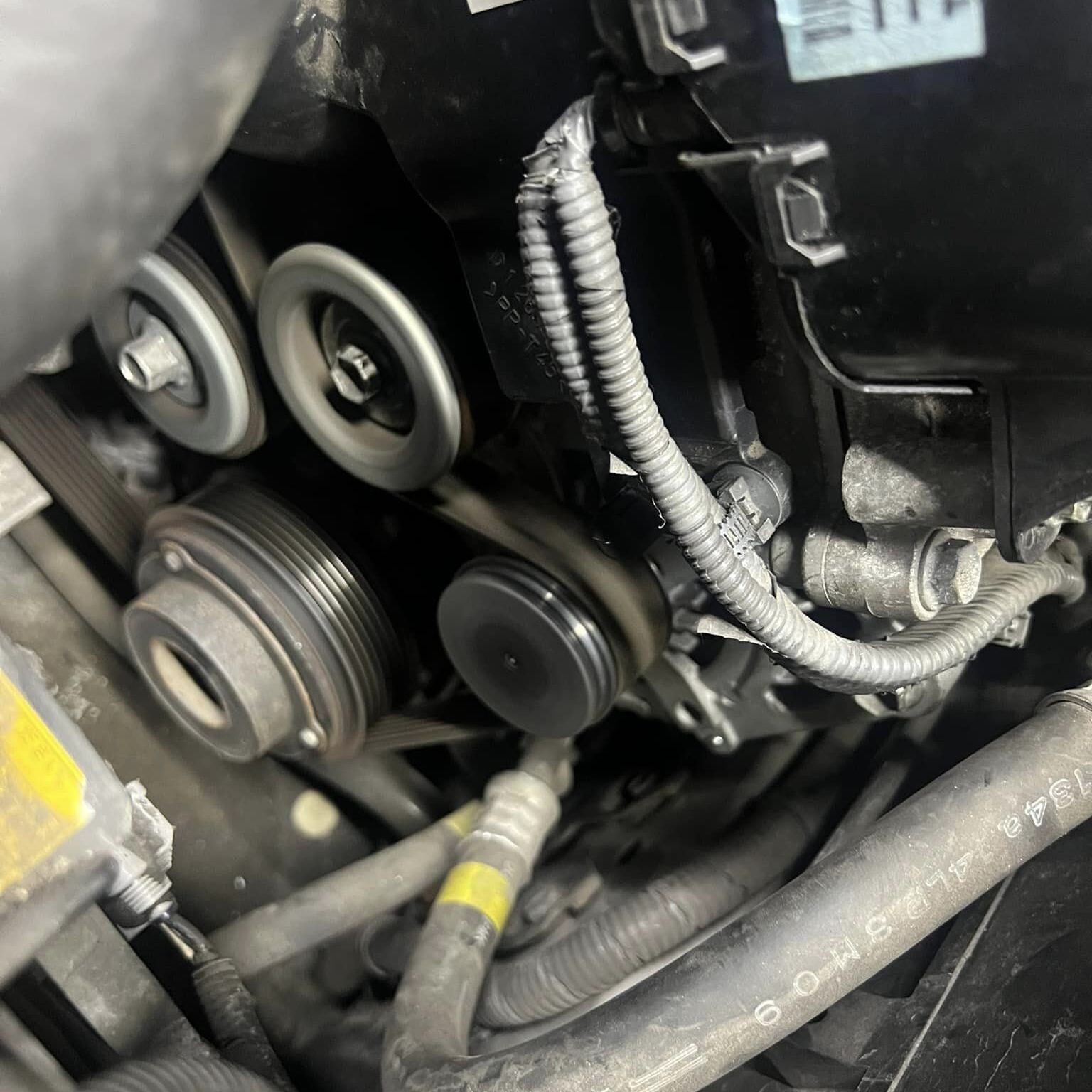 Auxiliary belt and pulleys under the bonnet